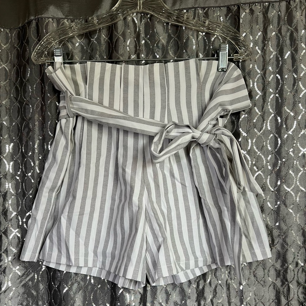 Grey and white striped paperbag shorts Size 2XL